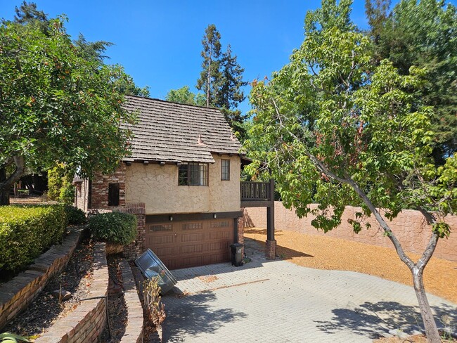 Building Photo - Stunning 1 Bed 2 Bath Naglee Park Home Wit...