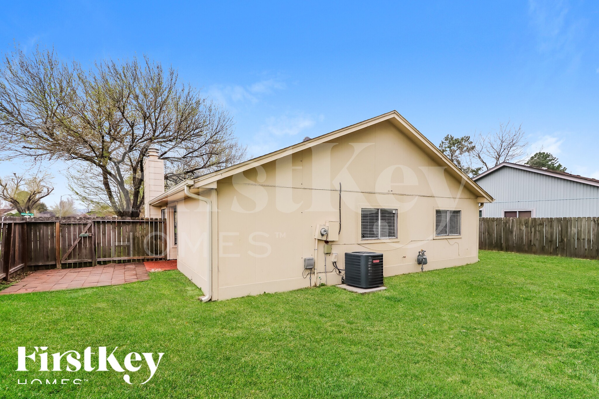 Building Photo - 10810 Lakewood Oaks Dr