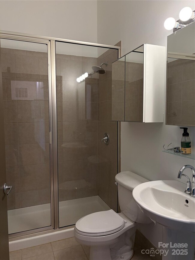 Building Photo - 2200 Lyndhurst Ave