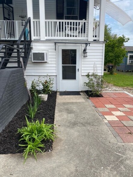 Apartment B entrance - 6210 Roddie St