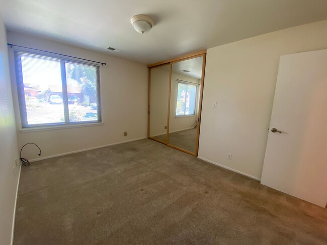 Building Photo - 1100 Island Dr