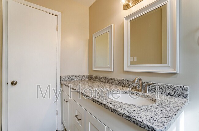 Building Photo - 717 Forest Dr