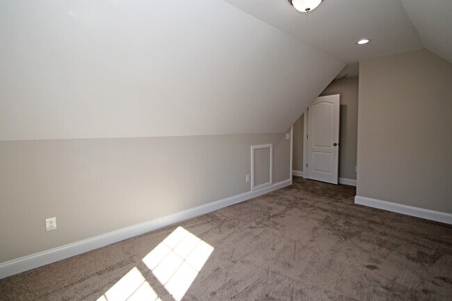 Building Photo - 2060 Willow Hill Dr