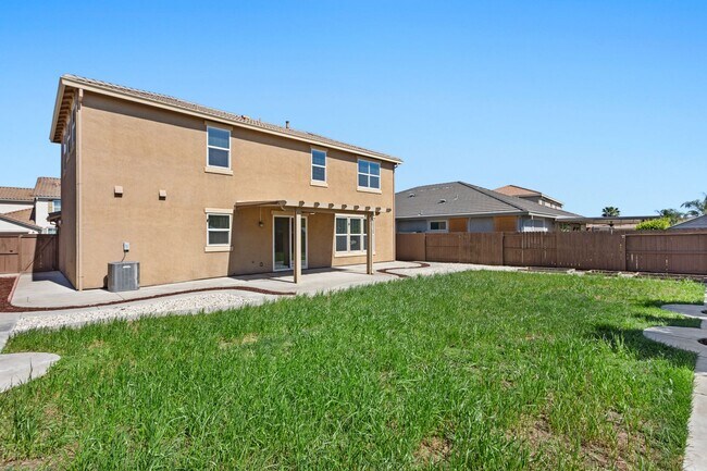 Building Photo - Gorgeous home in Roseville!
