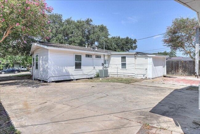 Building Photo - 6046 Hugo Dr