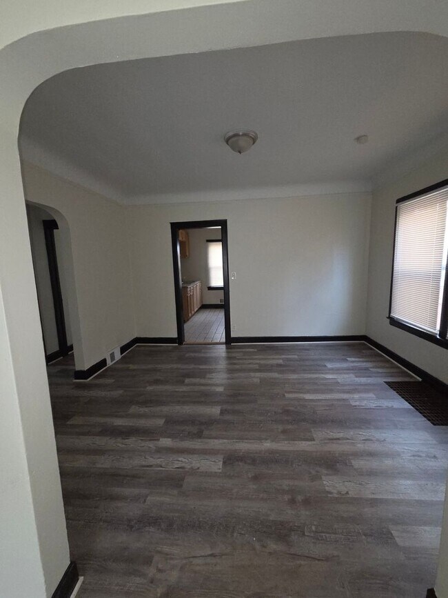 Building Photo - Three Bedroom Open Floorplan