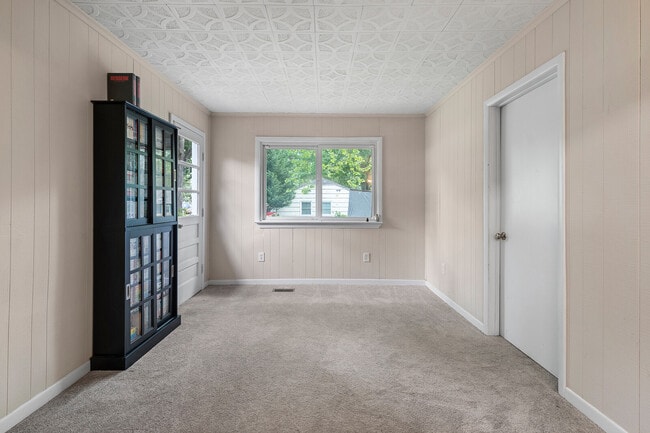 Building Photo - 222 Belray Dr