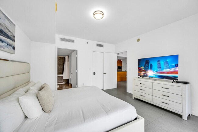 Building Photo - 485 Brickell Ave