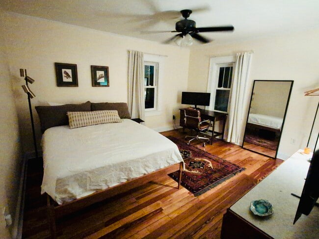 Building Photo - 557 7th Ave N