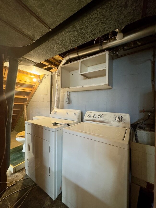 Building Photo - Charming 2 Bedroom/1 Bathroom Duplex Home ...