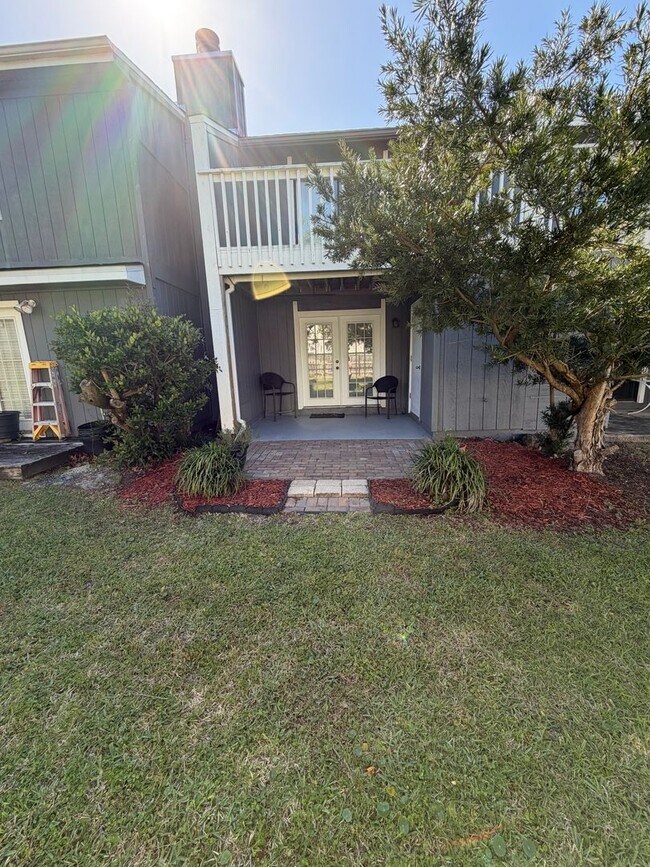 Building Photo - Coastal Living in the Heart of Destin