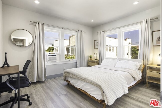 Building Photo - 1559 1/2 S Harvard Boulevard Unit