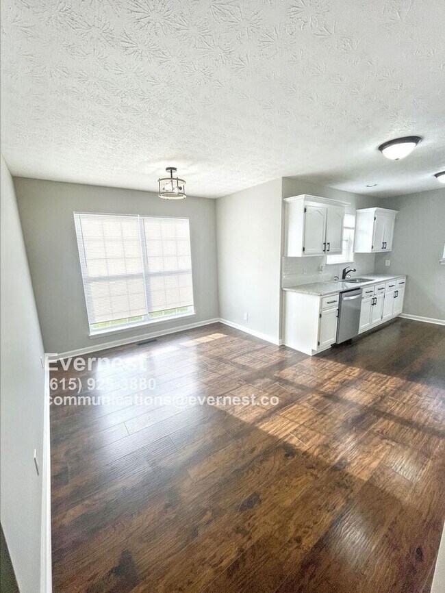 Building Photo - Adorable 3-Bedroom Home with Inviting Porc...