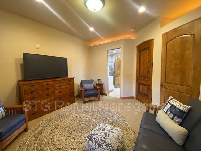 Building Photo - 2336 2336 W Entrada Trail