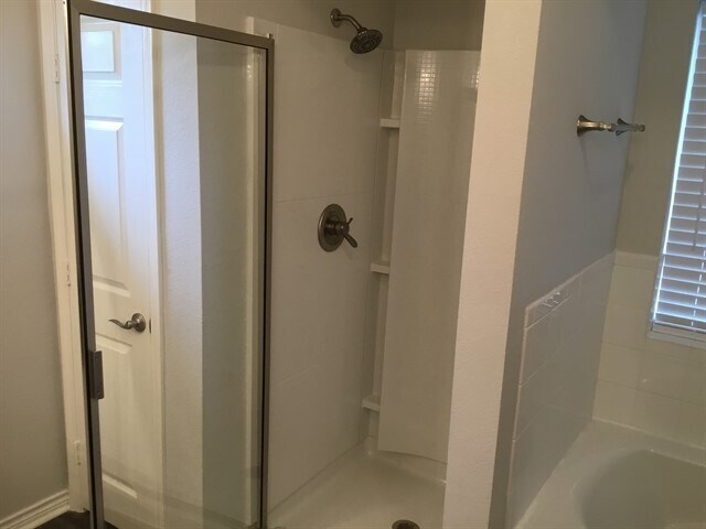Building Photo - 3506 Pine Tree Dr