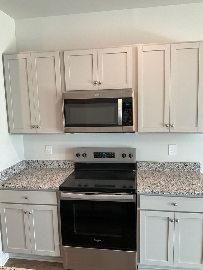 Building Photo - Welcome to this stunning townhouse in Leland, NC!