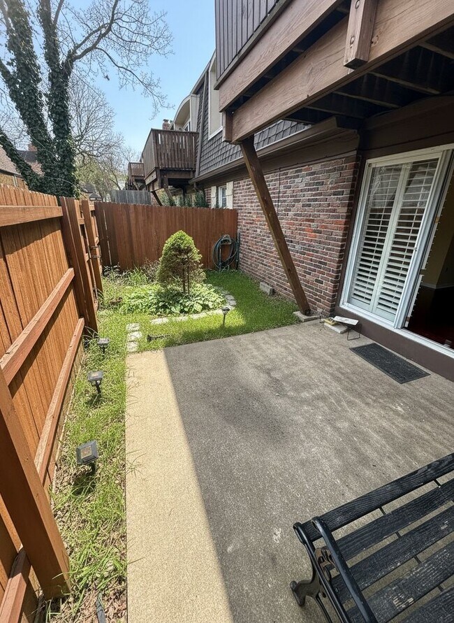 Building Photo - Fantastic Centrally Located Condo