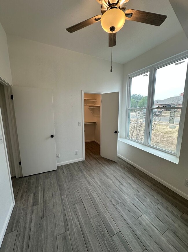 Building Photo - AVAILABLE NOW!! NEWLY REMODELED