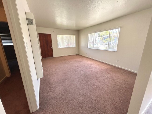 Building Photo - 2 Bedroom, 1 Bath Home