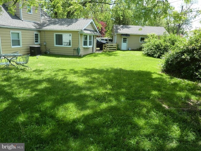 Building Photo - 18 Park Dr