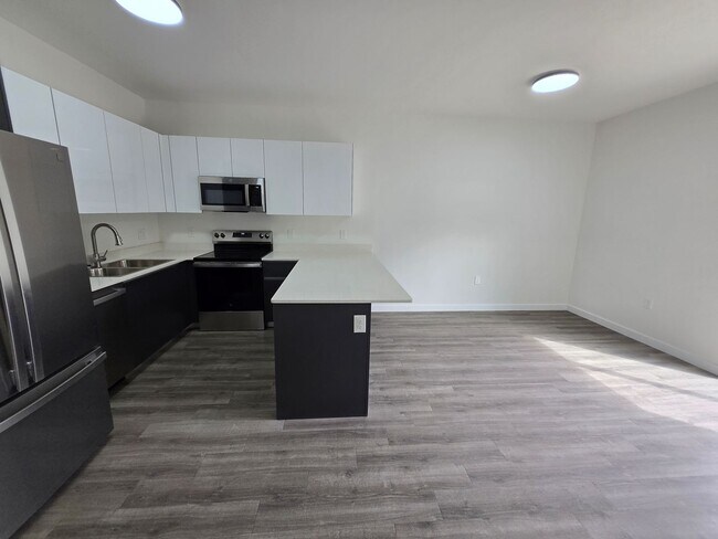 Building Photo - Eagle Trace Townhomes | 3BR/3.5BA | 2.3 Miles to UF– New Construction