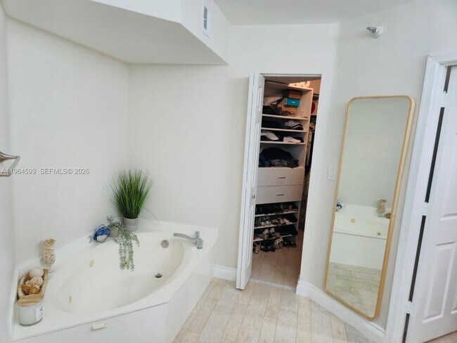 Building Photo - 3530 Mystic Pointe Dr