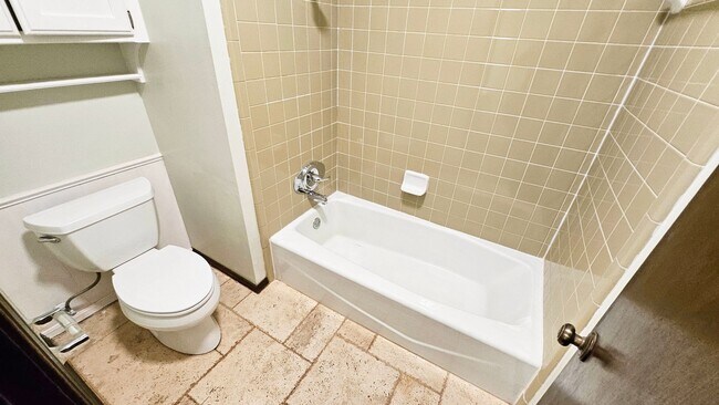 Building Photo - Four Bed/2 Bath Near Lake Hefner