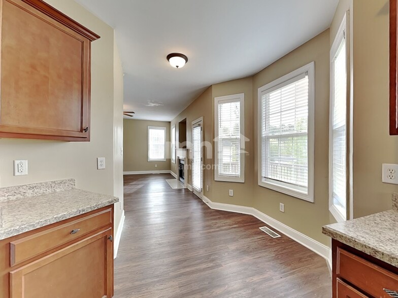 Building Photo - 3128 Skycrest Dr