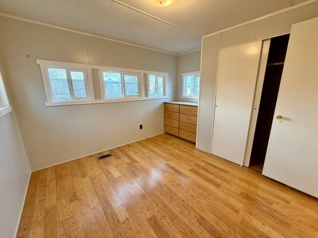 Building Photo - 2 bedroom with New Paint