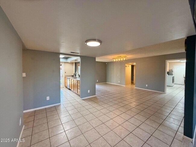 Building Photo - 1105 W Juanita Ave