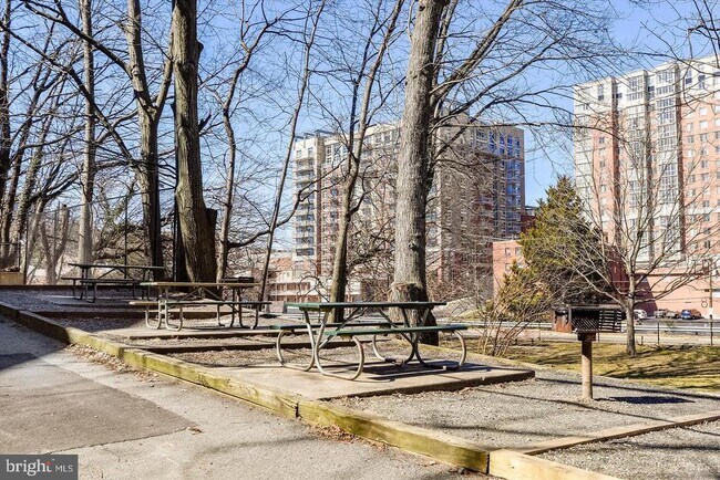 Building Photo - 1320 Fort Myer Dr