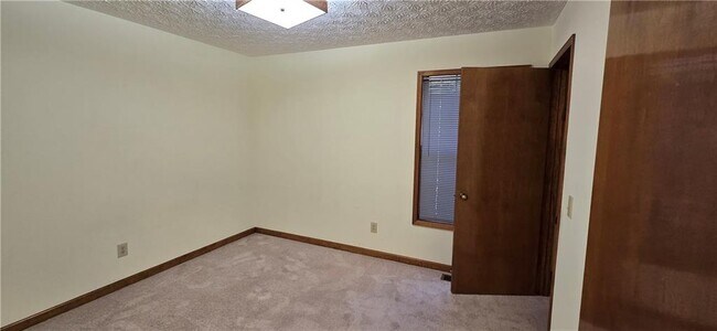 Building Photo - 303 Cacique Ct