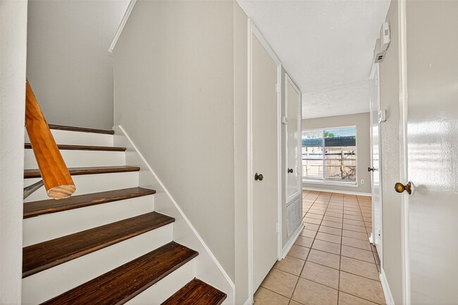 Building Photo - 9022 Wilcrest Dr