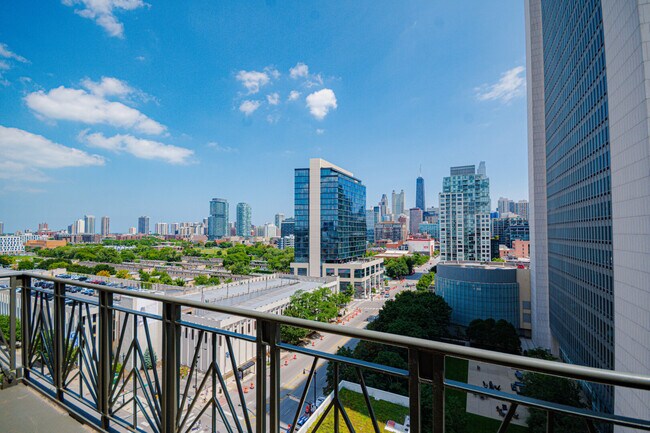 Building Photo - 758 N Larrabee St
