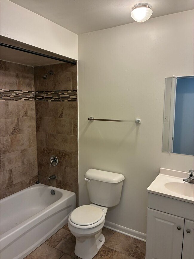 Building Photo - Spacious Updated 4 Bed 2 Bath with Garage Parking