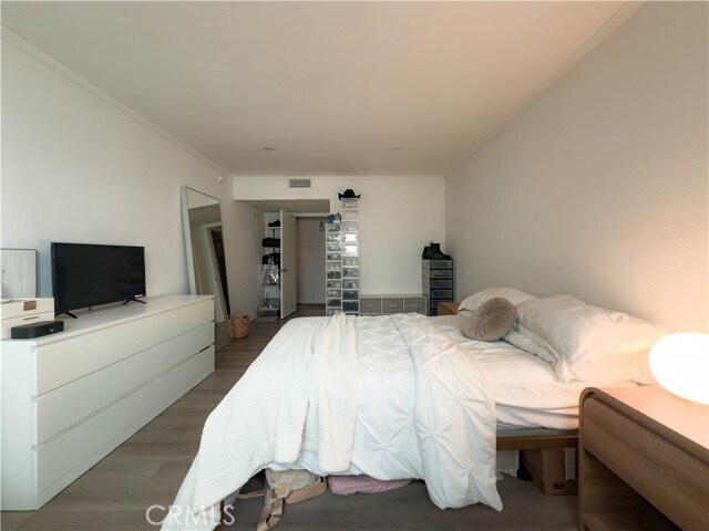 Building Photo - 532 N Rossmore Ave