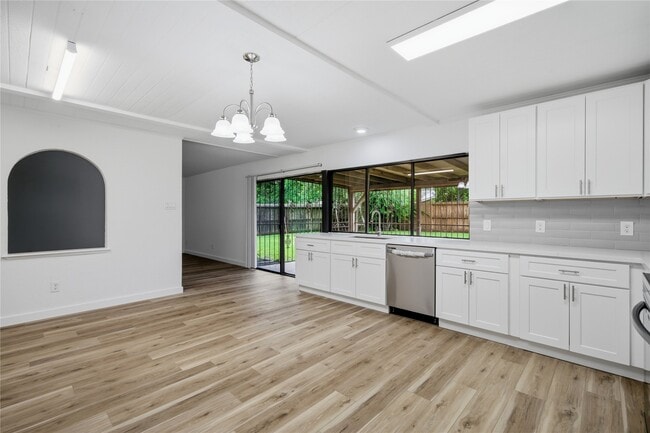 Building Photo - 2126 Quail Valley E Dr