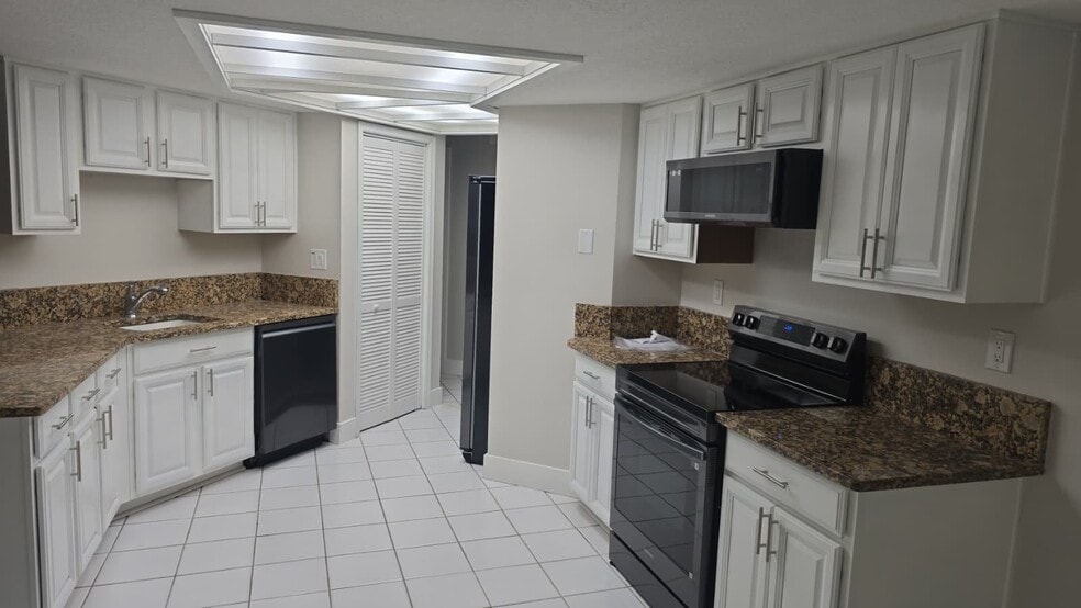 Building Photo - 9132 Remington Dr