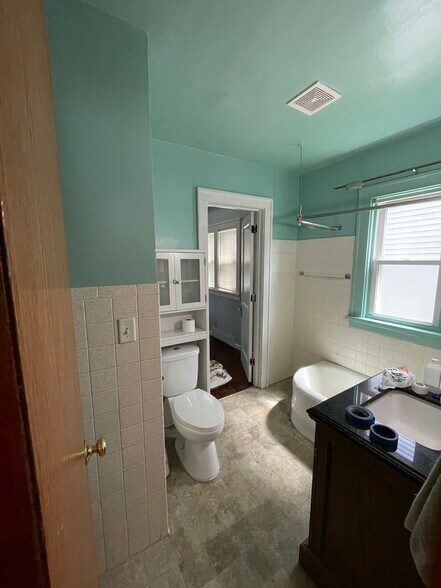 Full bath room - 123 Washington St