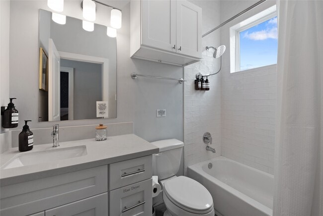 Building Photo - 3365 Daphne St