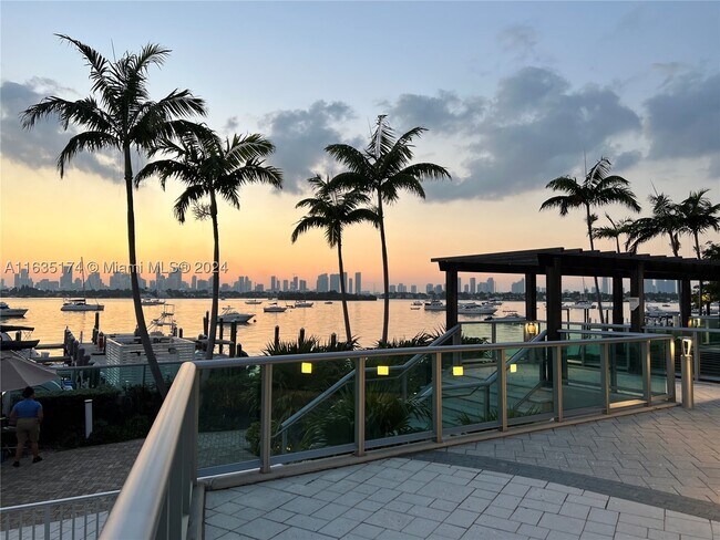 Building Photo - 1500 Bay Dr E