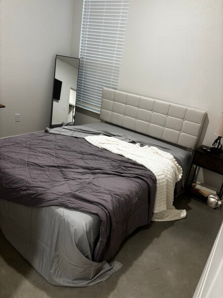 Building Photo - 3804 Elm Dr