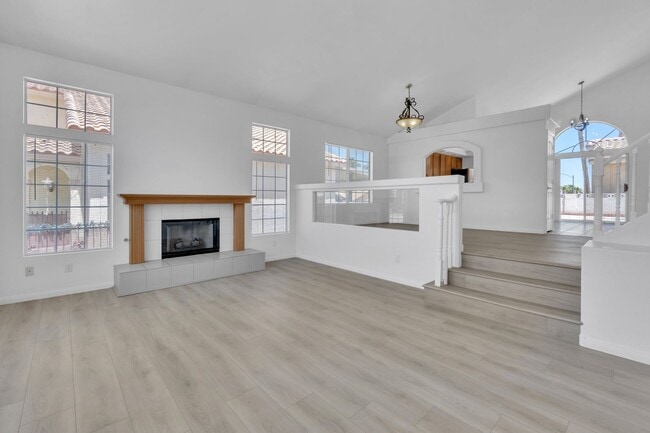 Building Photo - Beautiful Home in West with 4 bedrooms/3 b...