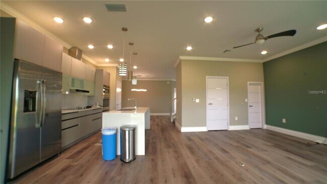 Building Photo - 2025 Greenbriar Ter