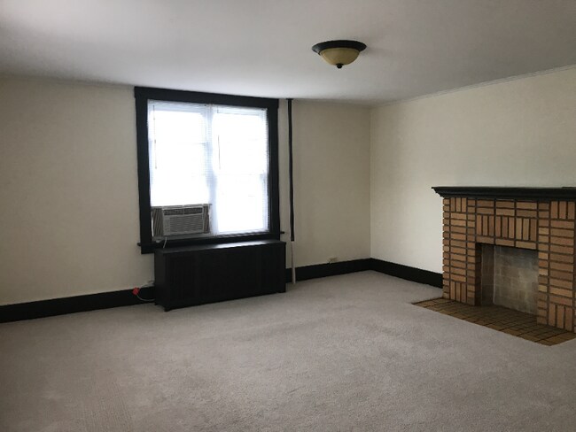 Building Photo - 624 1/2 S Main St