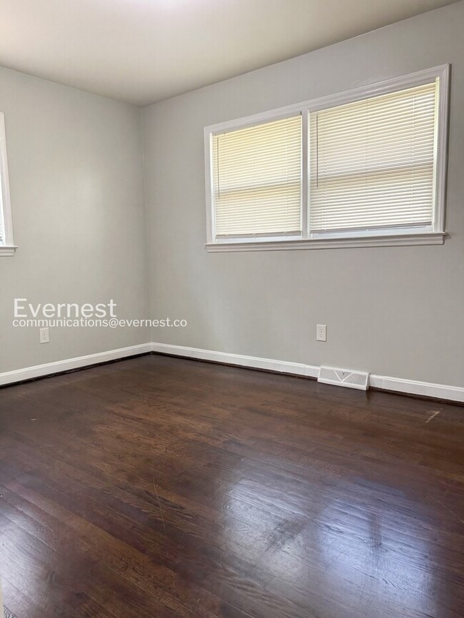 Building Photo - 907 Newcastle Rd