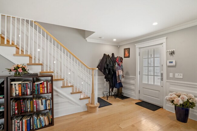 Building Photo - 328 Brewster St