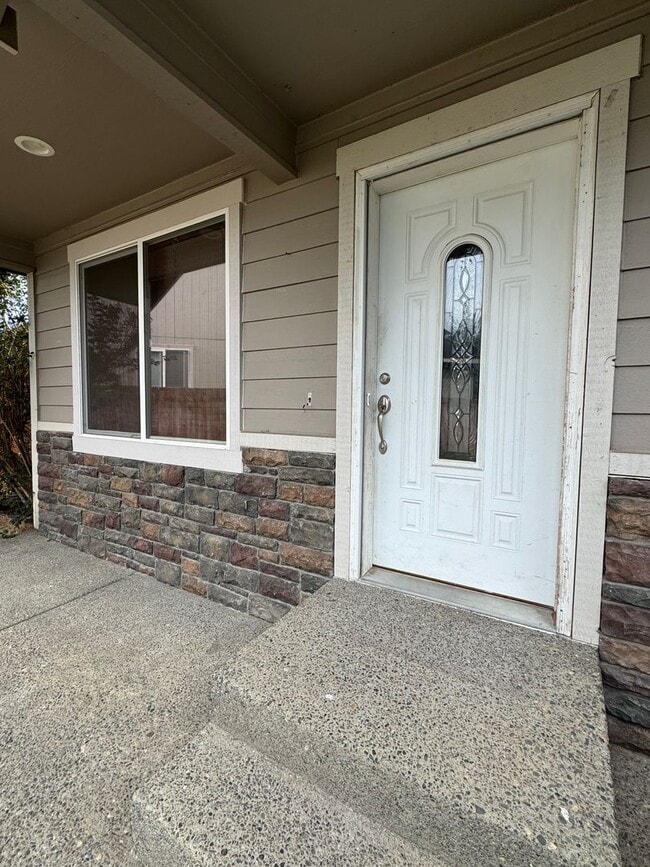 Building Photo - Spacious 4-Bedroom Home for Lease in Cul-d...