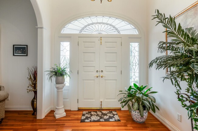 Building Photo - Executive Rental