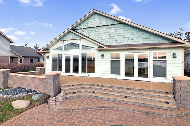 Building Photo - 2 Bed 2 Bath w/Large Office - Penn Cove Views - NAS Whidbey